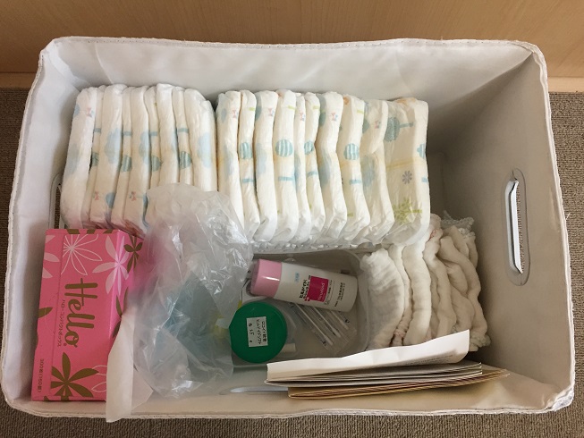 ニトリの白いカゴに赤ちゃんのお世話グッズ収納2