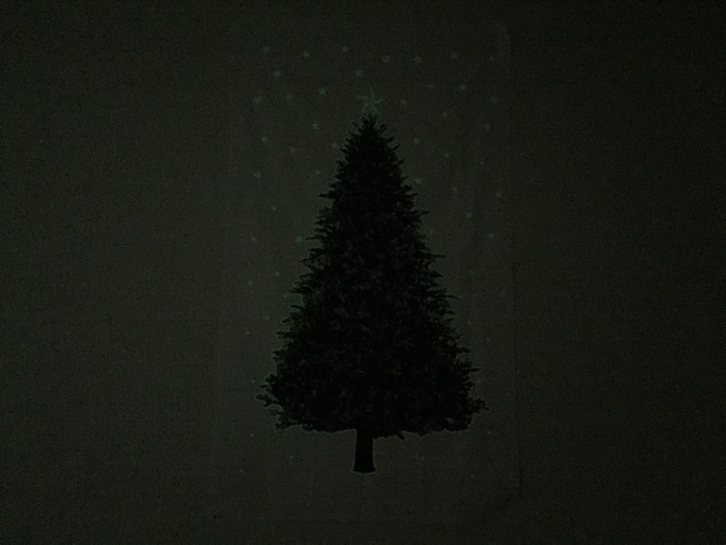 暗闇に光るクリスマスツリータペストリー小
