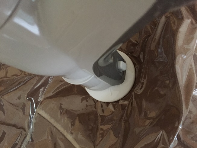 圧縮パックを掃除機で吸う