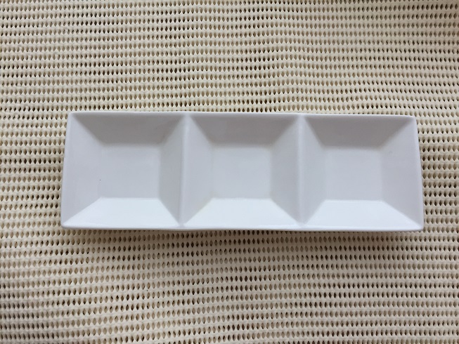 100円ショップの白の3連薬味皿