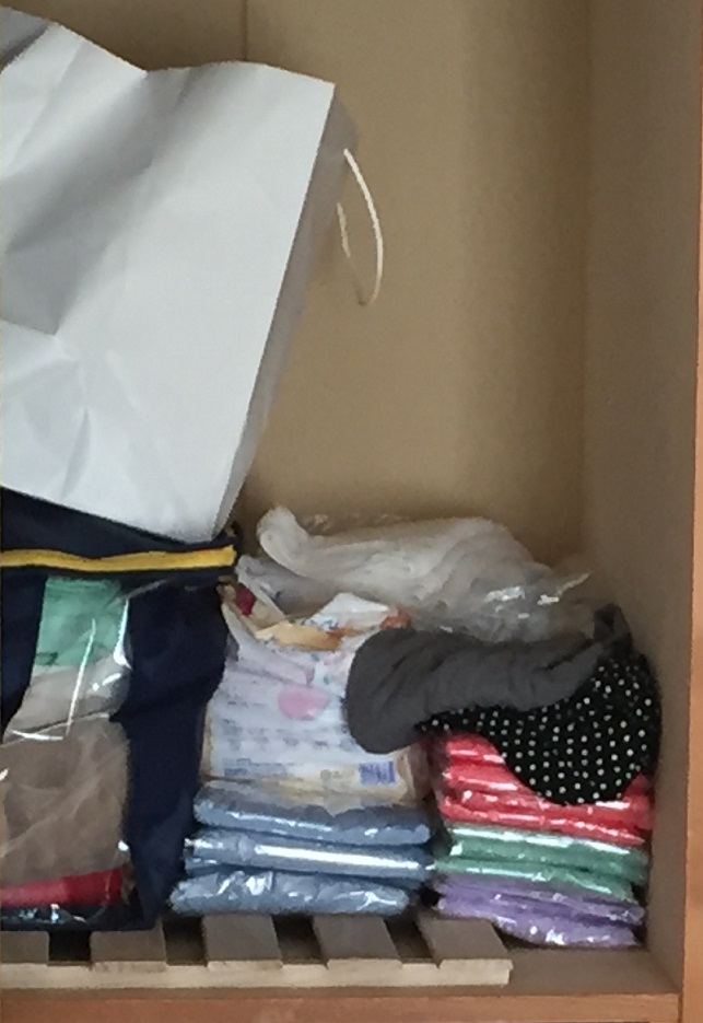 ものであふれた押入れ収納