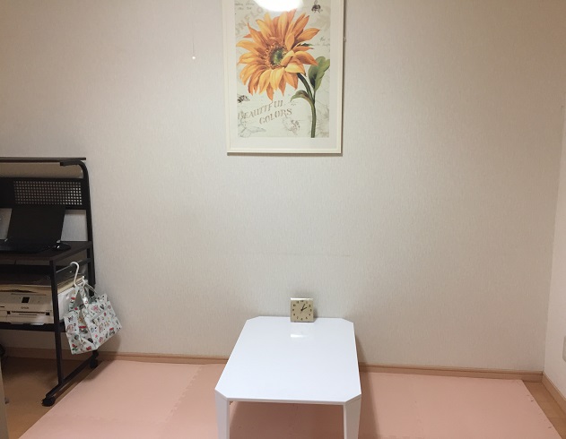 ローテーブルとパソコンデスクのある部屋