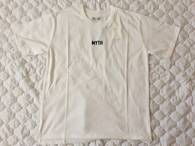 白のロゴ入りTシャツ