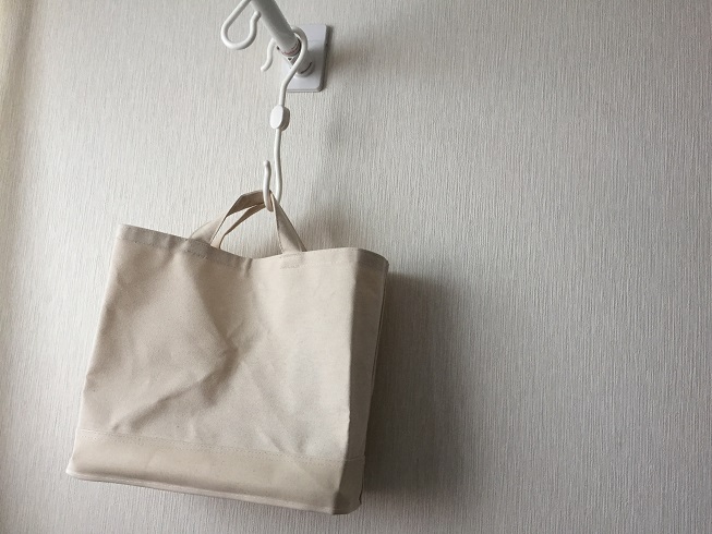 突っ張り棒に吊るした無印良品の帆布バスケット