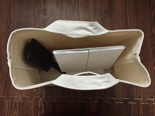 無印良品の帆布バスケットに入れた卓上鏡とヘアブラシ