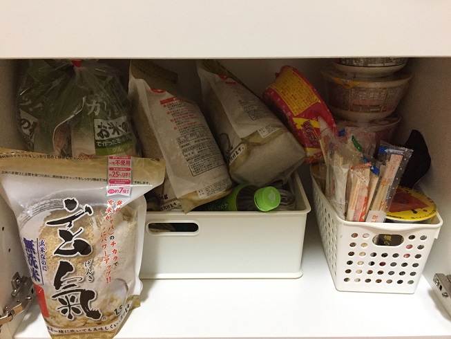 レンジ台下の扉収納の中(玄米やカップラーメンなど)