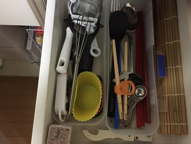 引出収納(カトラリーや調理器具)
