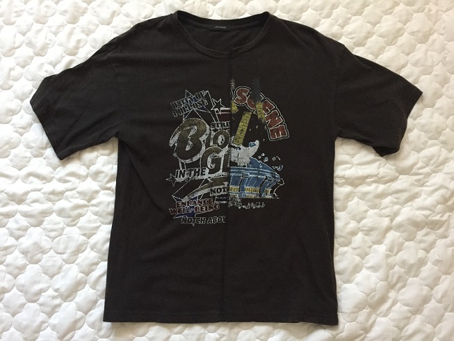 黒のデザインTシャツ