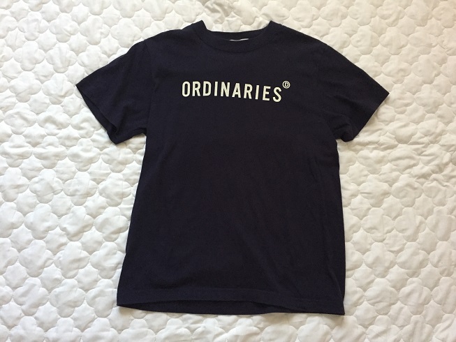 ネイビーのロゴ入りTシャツ