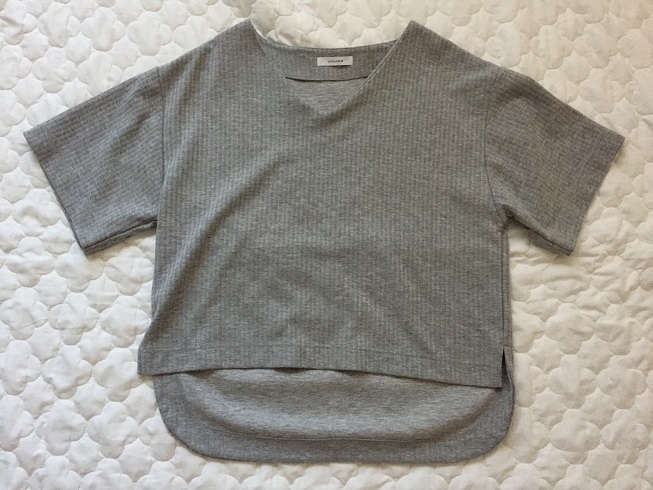 グレーのカットソー