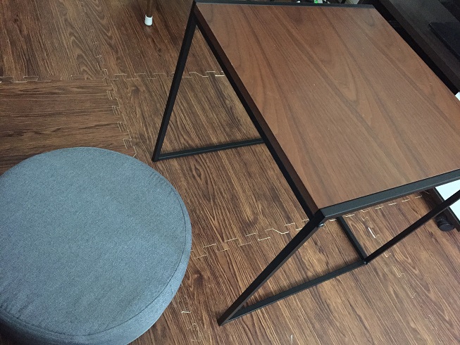 サイドテーブルと圧型フロアクッション