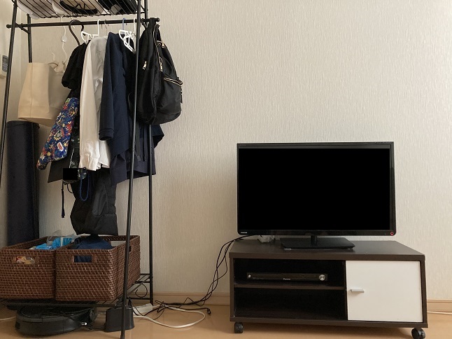 1ハンガーラックとテレビ新