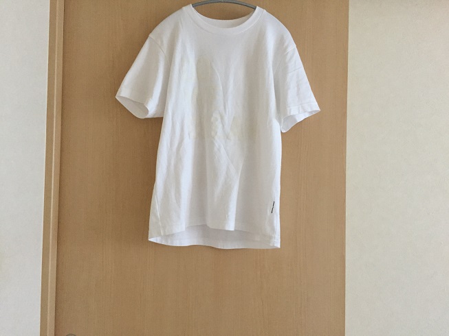 ユニクロ白のロゴ入りTシャツ
