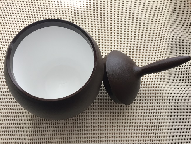 ブラウンのトイレポットのフタと容器