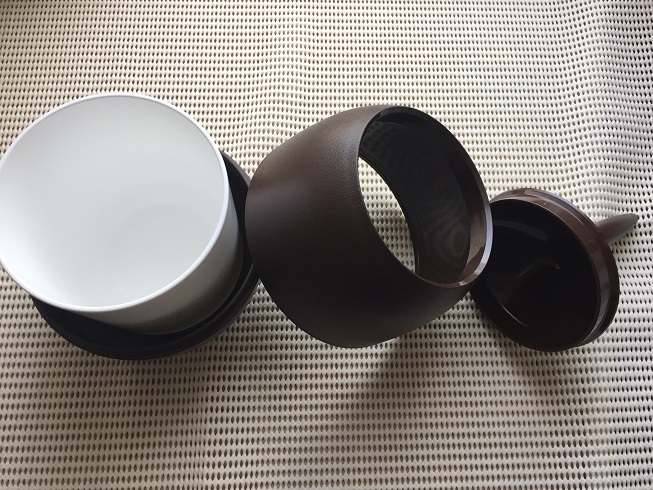 ブラウンのトイレポットの容器の上部分を外した様子