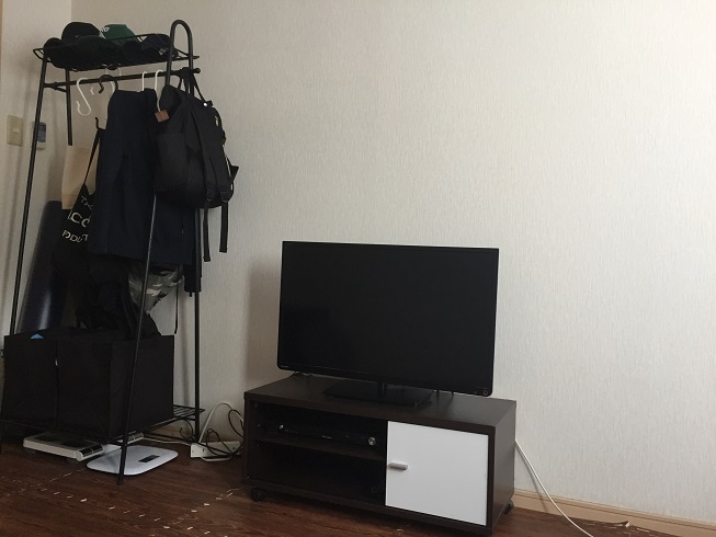 黒のハンガーラックとテレビ台