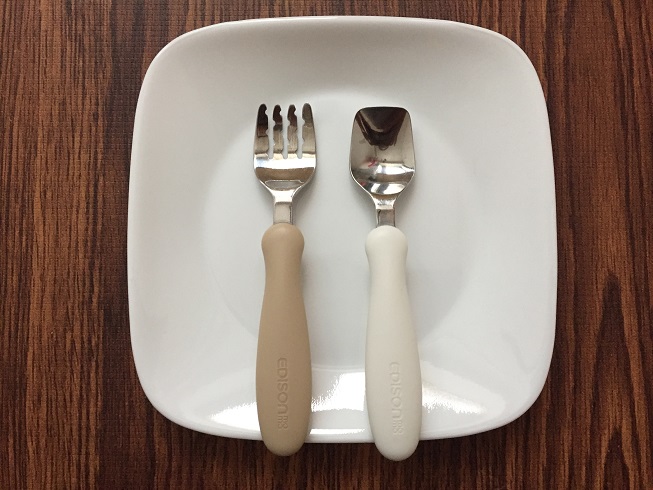 子供用のスプーンとフォーク