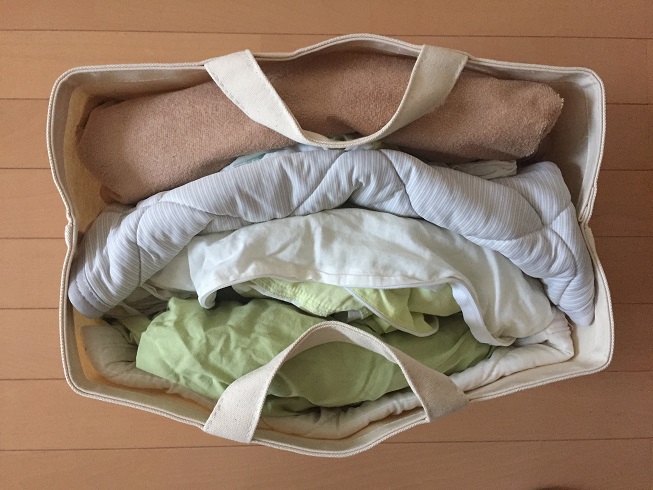 シーツや除湿シートなどの寝具を入れた無印良品の帆布バスケット