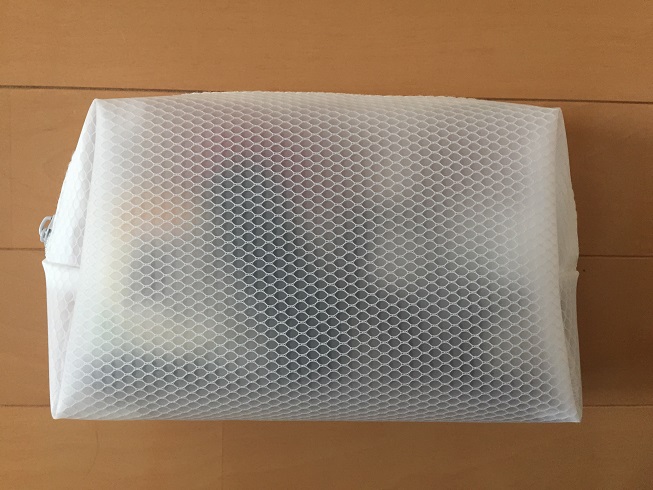 ダイソーの白のポーチ