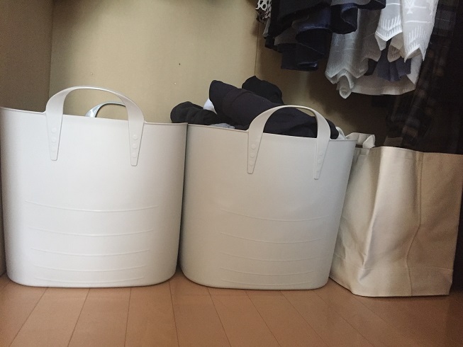 白のバスケットに入れた部屋着
