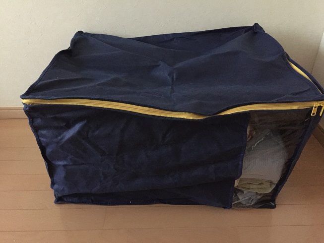 ネイビーの四角い寝具収納袋