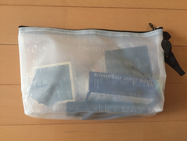 化粧品のストックが入った白のビニールポーチ