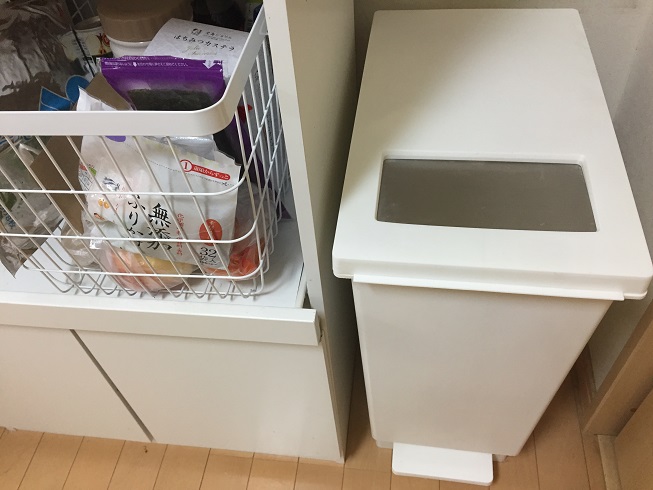 白のゴミ箱