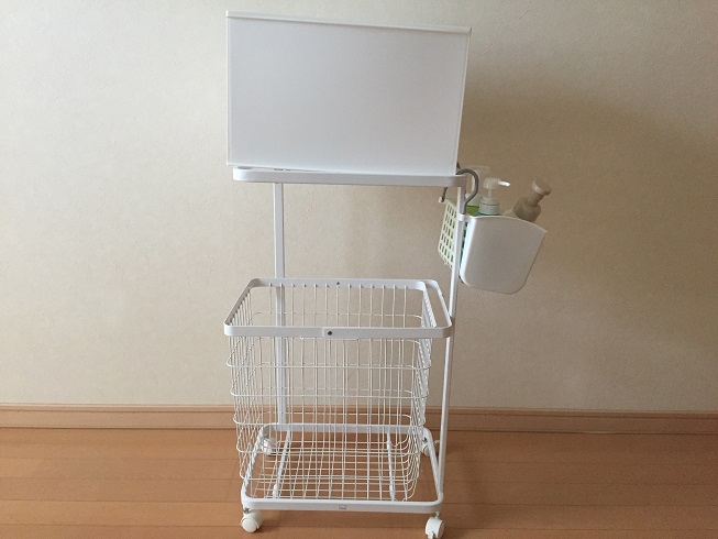 白のインボックスを置いたランドリーワゴン