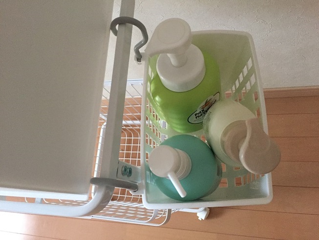 白のかごに入れたシャンプーとリンス