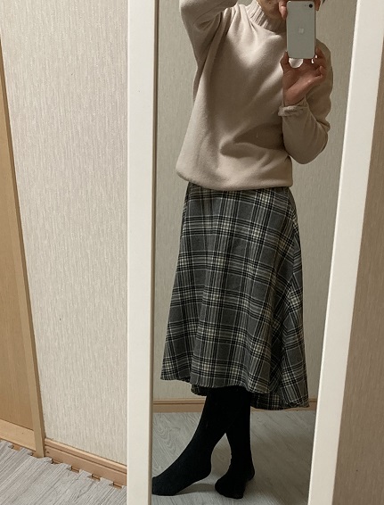 ベージュのニット×黒のチェックスカートコーデ