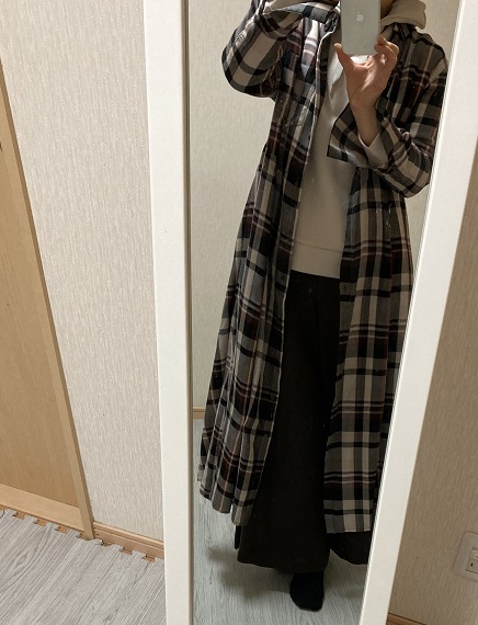 白のフード付きスウェットとブラウンのワイドパンツとチェックのワンピースコーデ