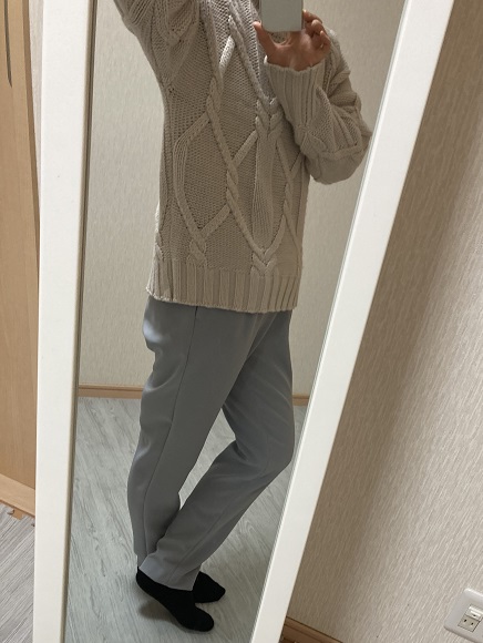 白のニットとグレーのパンツコーデ