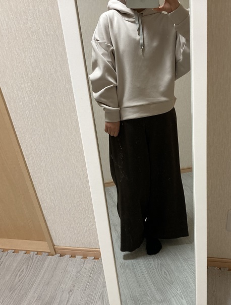 白のフード付きスウェットとブラウンのワイドパンツコーデ