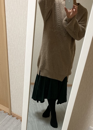 ベージュのニットとグリーンのスカートコーデ