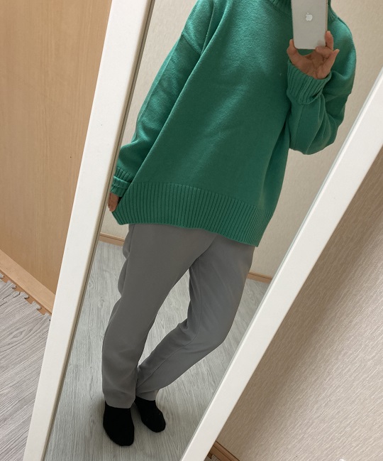 グリーンのニットとグレーパンツのコーデ
