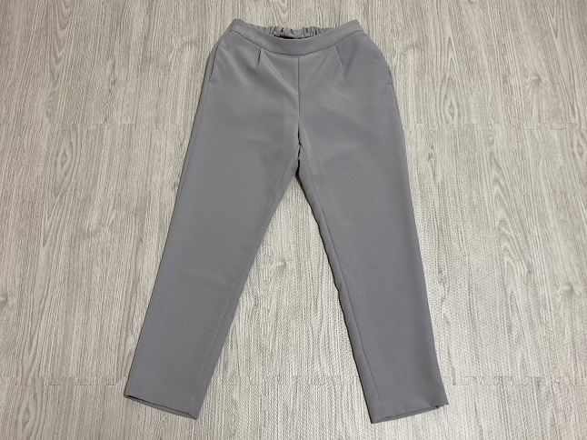 グレーのデーパードパンツ