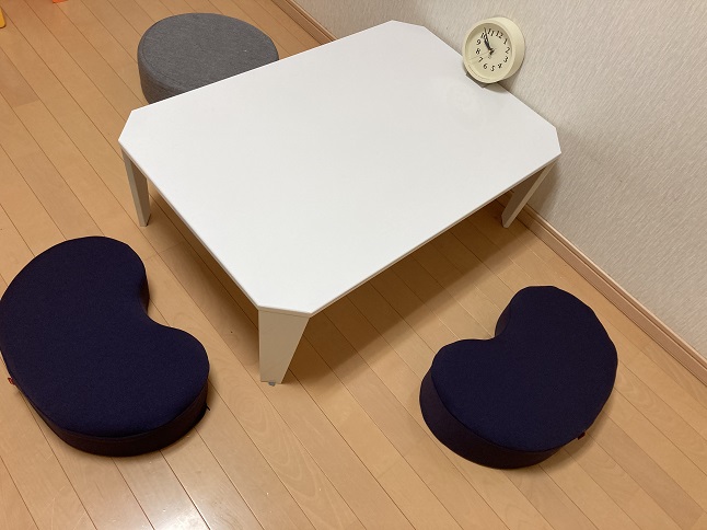 テーブルとクッション