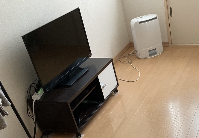 除湿器とテレビ