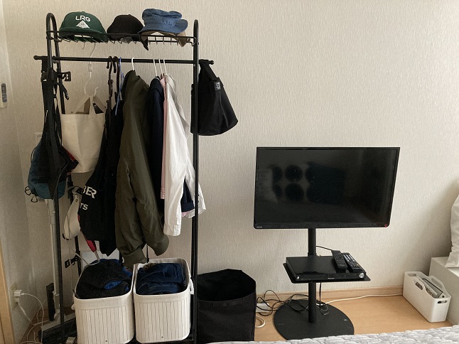 ハンガーラックとテレビ