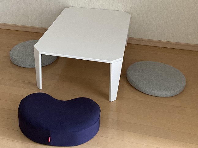 ダイニングテーブルなしの生活の座布団