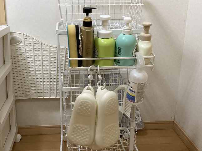お風呂掃除道具とシャンプー