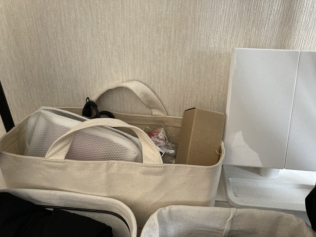 ハンガーラック下の化粧品収納