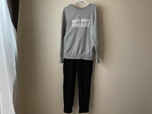 グレーのスウェット×黒のパンツコーデ