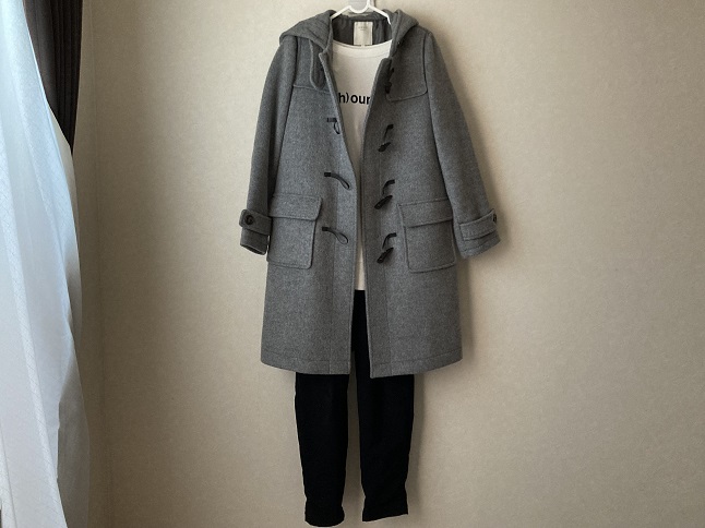 白のスウェット×黒の暖パン×ダッフルコート