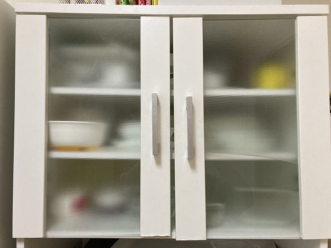 ミニマリストの食器棚（4人家族）。賃貸の収納少ない＆狭いキッチンにはこれ