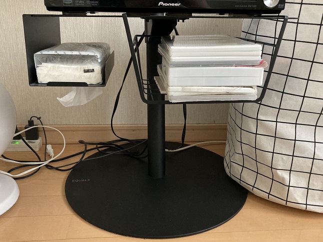 テレビスタンドにティッシュとラック
